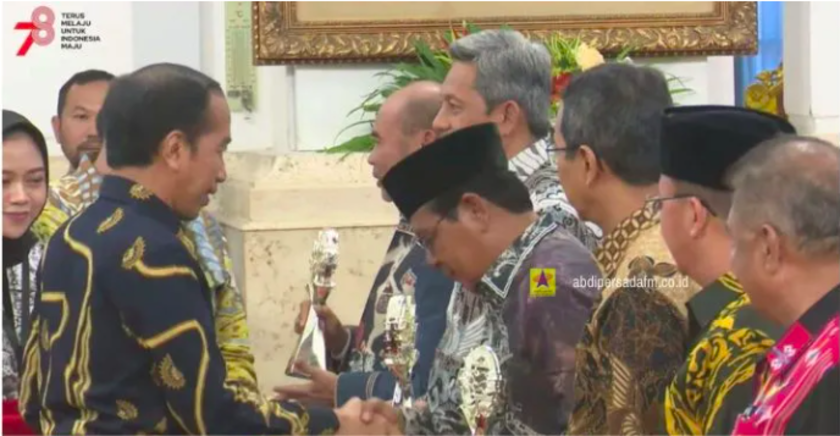 President Joko Widodo presents the TPID Award to Sahbirin Noor, Governor of South Kalimantan (Photo: Abdi Persada FM).
